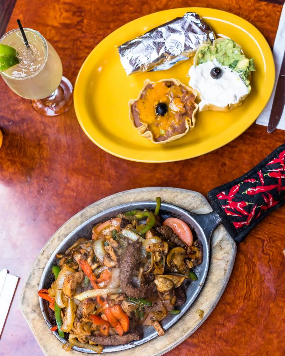 Fajitas with sauce cups